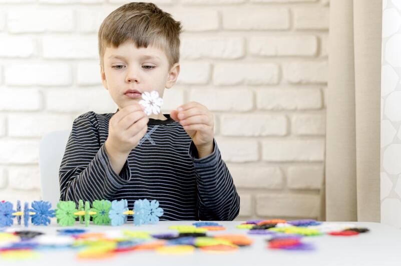medium-shot-child-being-creative (1)