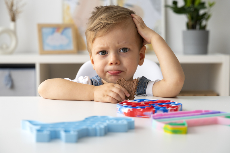 young-kid-playing-with-fidget-home (1)
